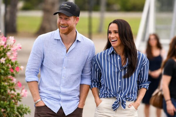 Fotografia rară cu Harry în genunchi lângă cei doi copii. Ce încearcă să transmită familia Sussex acum