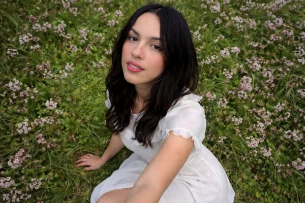 Olivia Rodrigo a ieșit cu o geantă Miu Miu de 4.000 de dolari. Cum a transformat o rochie simplă într-un look viral