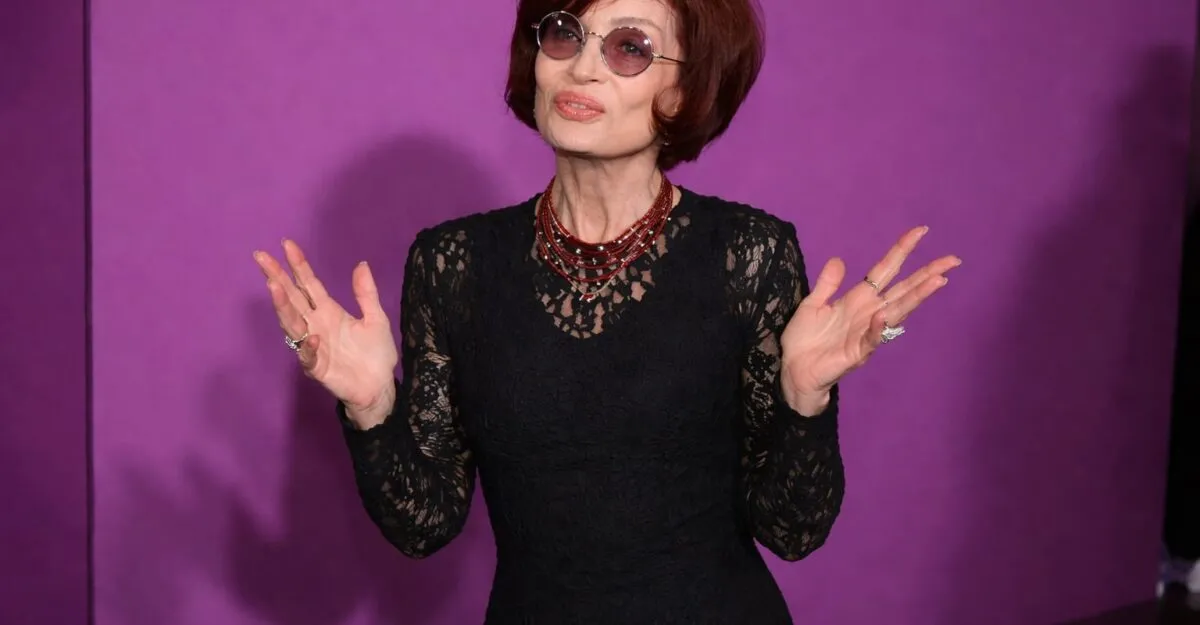 Sharon Osbourne, spitalizată „neașteptat” la 73 de ani. Absența de la omagiul pentru regretatul Ozzy a alarmat fanii