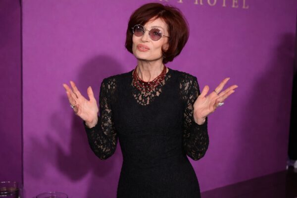 Sharon Osbourne, spitalizată „neașteptat” la 73 de ani. Absența de la omagiul pentru regretatul Ozzy a alarmat fanii