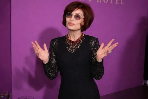 Sharon Osbourne, spitalizată „neașteptat” la 73 de ani. Absența de la omagiul pentru regretatul Ozzy a alarmat fanii