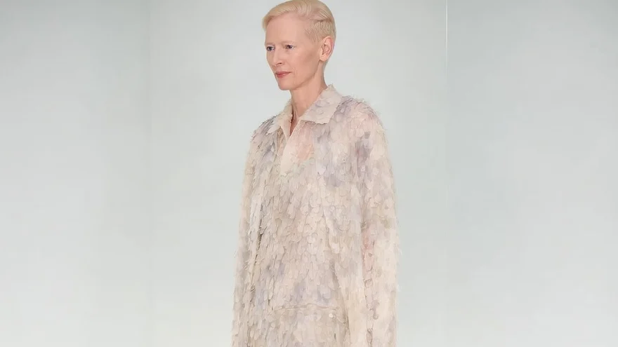 Vedetele au gafat pe covorul rosu la showul Chanel din Seul. Tilda Swinton a purtat pantofii gresiti