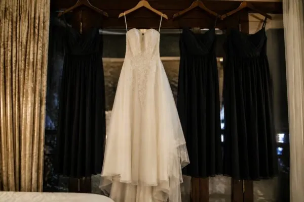 O femeie în alb și trei în robe negre au aprins internetul. Se apropie nunta lui Taylor Swift?