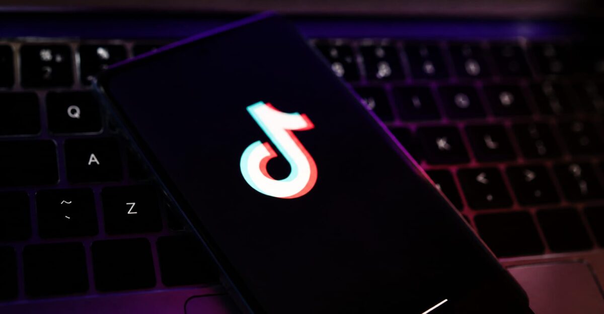 Alex Stamate a aprins TikTok, dar e un mister. Specialiștii spun că 99% dintre viraluri nu sunt campanii plătite
