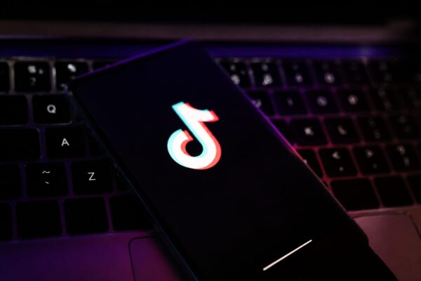 Alex Stamate a aprins TikTok, dar e un mister. Specialiștii spun că 99% dintre viraluri nu sunt campanii plătite