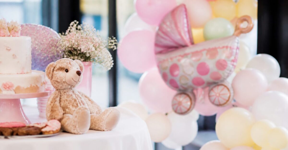 Alexandra Stan, prinsă pe nepregătite la baby shower-ul fiicei Eva. Artista va deveni mamă pentru prima dată