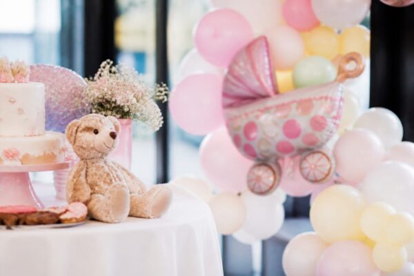 Alexandra Stan, prinsă pe nepregătite la baby shower-ul fiicei Eva. Artista va deveni mamă pentru prima dată