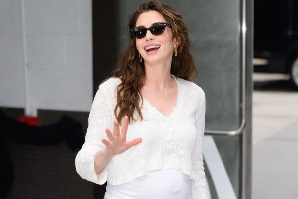 Anne Hathaway, însărcinată la 43 de ani, își arată burtica la New York
