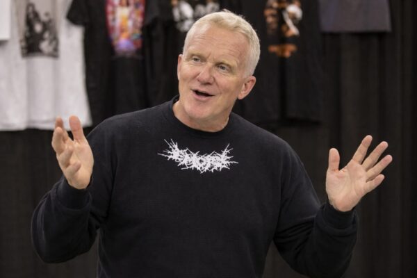 51 de ani la Hollywood și tot mai surprinde. De ce a spus Anthony Michael Hall da unui concurs care răstoarnă regulile