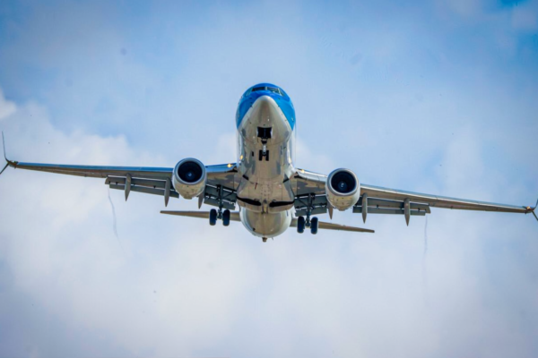 Un sârb de 61 de ani, tras parțial în afara unui avion Ryanair după spargerea unui geam