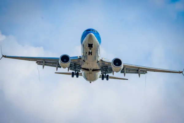 Un sârb de 61 de ani, tras parțial în afara unui avion Ryanair după spargerea unui geam