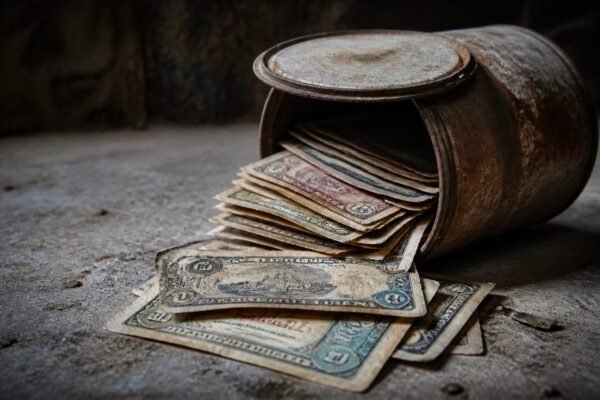 Luisa și Dan au găsit peste 1.000 de lire într-o cutie veche de vopsea