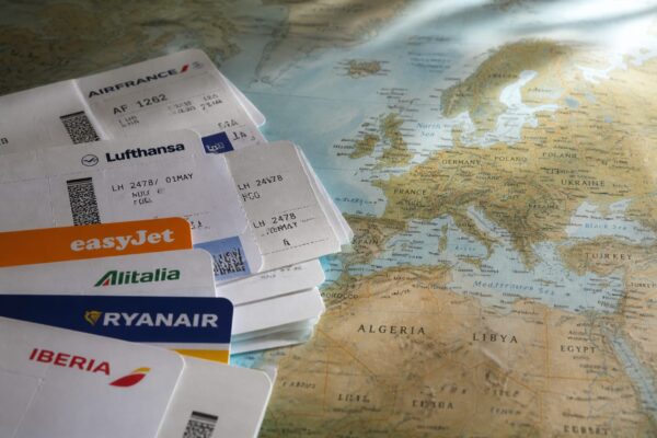 Vacanța îți poate mânca sute de euro pe drum sau te poate salva la bilet. Țările din Europa unde plecarea contează enorm