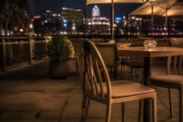 Hong Kong permite câinilor în restaurante după trei decenii. Peste 900 de localuri s-au înscris în program