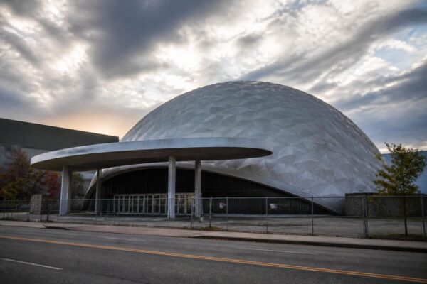 Locul văzut în „Once Upon a Time in Hollywood” poate fi salvat. Cine încearcă să redeschidă Cinerama Dome