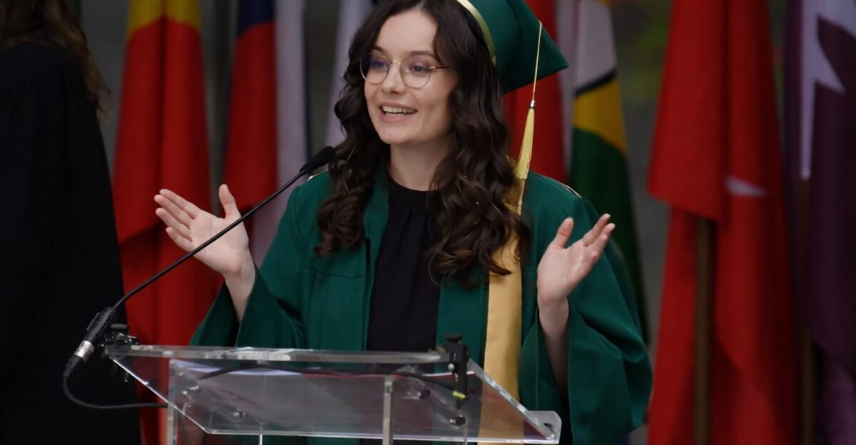 Claudia Ciobanu atacă UMF Iași în discursul de absolvire