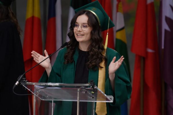 Claudia Ciobanu atacă UMF Iași în discursul de absolvire