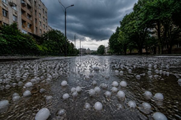 Cod roșu de furtună în București. Rafalele ating 90 km/h și grindină de mari dimensiuni pune în pericol siguranța
