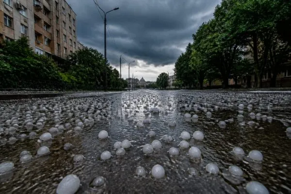 Cod roșu de furtună în București. Rafalele ating 90 km/h și grindină de mari dimensiuni pune în pericol siguranța