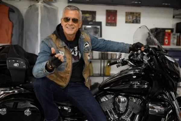 Cristian Hrubaru a stat 11 ani la „Cronica Cârcotașilor”. Cum a ajuns în muzica rock după plecarea din 2016
