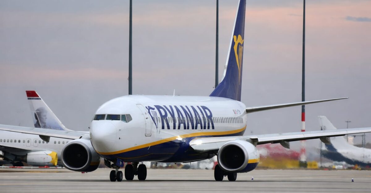 Ljubisa Karović, 61 de ani, a fost tras parțial pe geam într-un zbor Ryanair