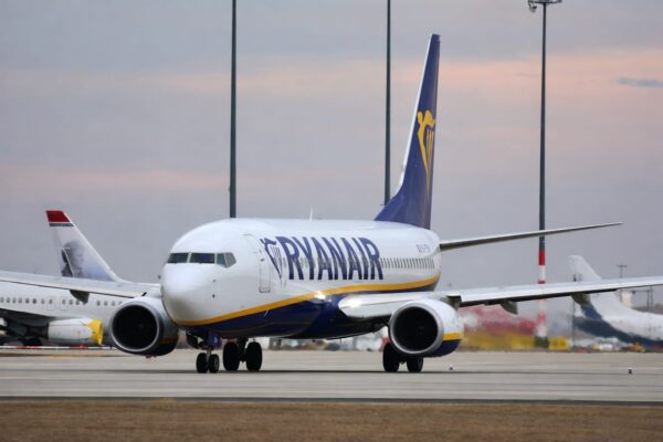 Ljubisa Karović, 61 de ani, a fost tras parțial pe geam într-un zbor Ryanair
