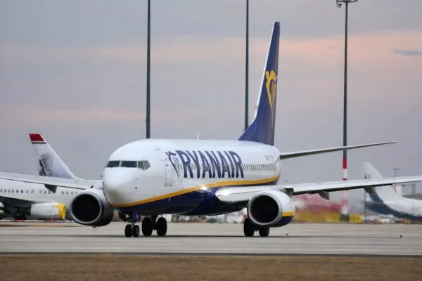 Ljubisa Karović, 61 de ani, a fost tras parțial pe geam într-un zbor Ryanair