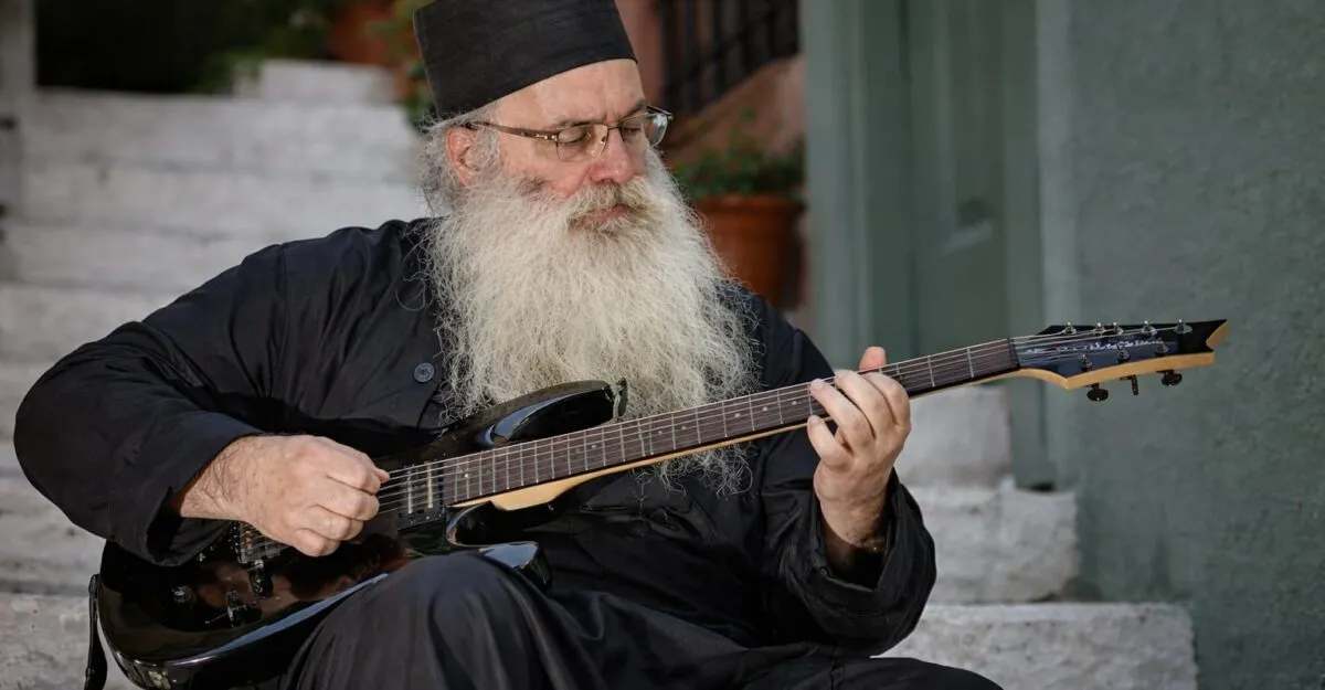 Preotul Dionysios Tabakis, 53 de ani, a întors pe dos lumea metalului cu „Paradise Metal”
