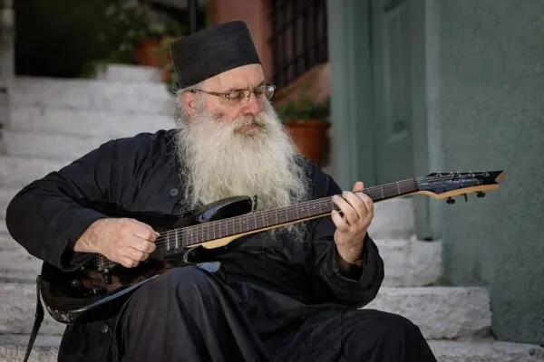 Preotul Dionysios Tabakis, 53 de ani, a întors pe dos lumea metalului cu „Paradise Metal”