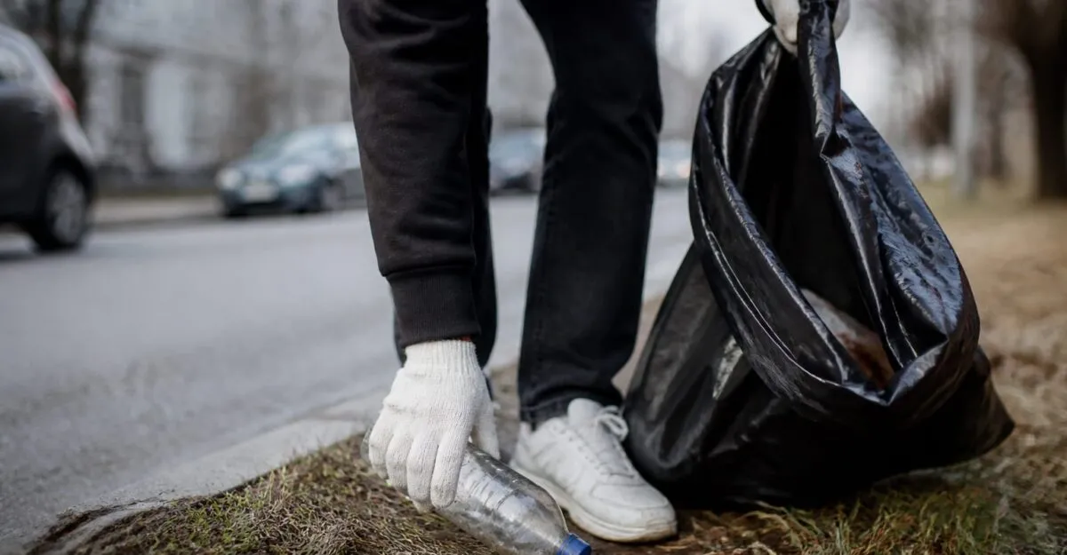 Vedeta prinsă drogată la volan s-a apucat să strângă gunoaie pe stradă. Îl ajută sau îi afundă și mai tare imaginea