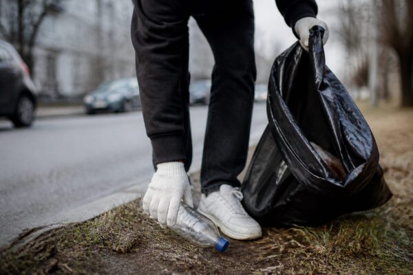 Vedeta prinsă drogată la volan s-a apucat să strângă gunoaie pe stradă. Îl ajută sau îi afundă și mai tare imaginea