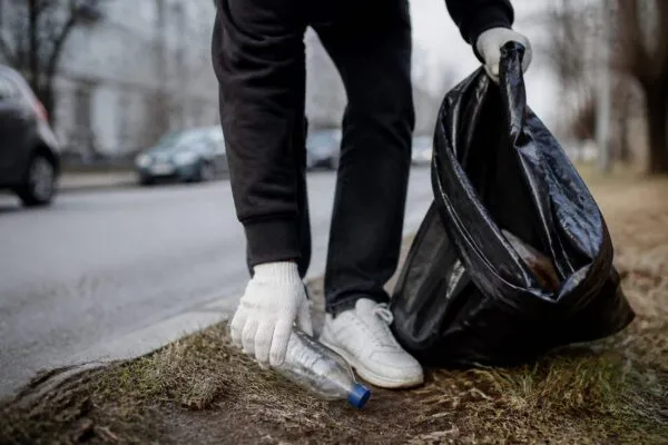 Vedeta prinsă drogată la volan s-a apucat să strângă gunoaie pe stradă. Îl ajută sau îi afundă și mai tare imaginea