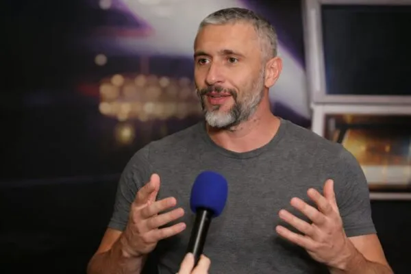 Dragoș Bucur, tată sub presiune în serialul „Trafic”