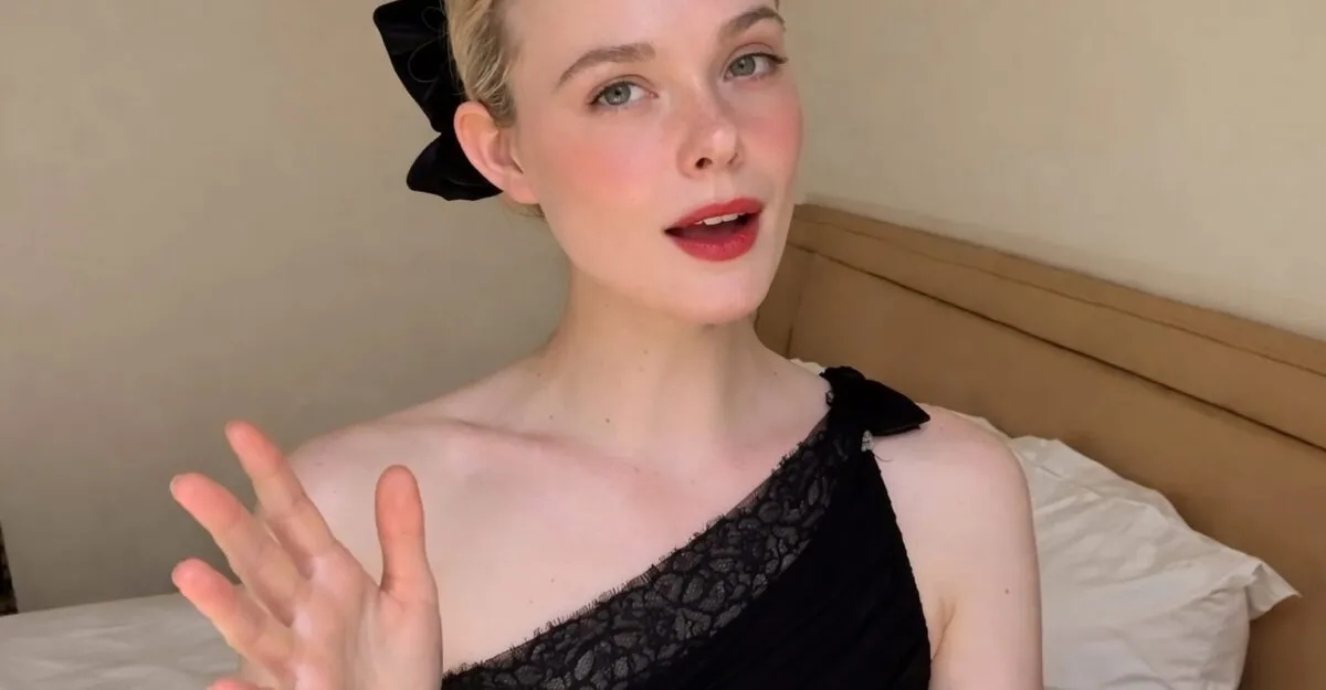 Elle Fanning a pozat topless la piscină. Imaginea face parte dintr-un carusel de vacanță ce a stârnit discuții