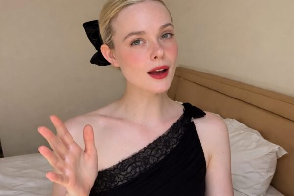Elle Fanning a pozat topless la piscină. Imaginea face parte dintr-un carusel de vacanță ce a stârnit discuții
