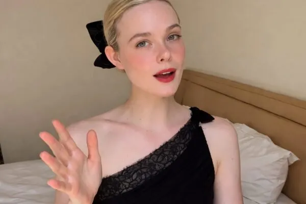 Elle Fanning a pozat topless la piscină. Imaginea face parte dintr-un carusel de vacanță ce a stârnit discuții