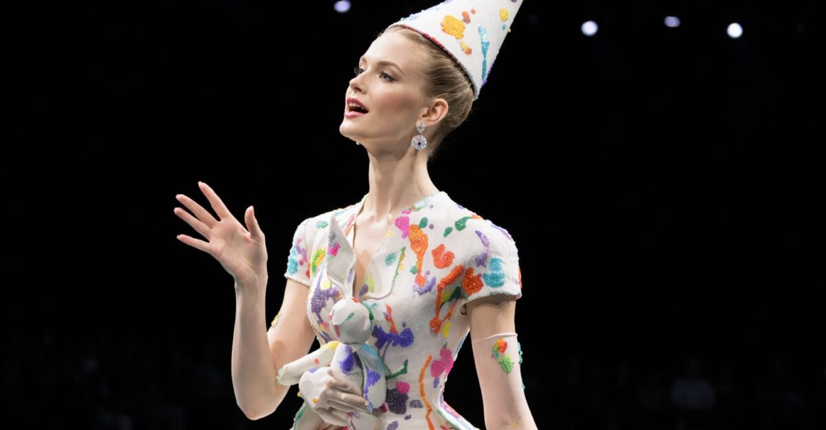 Chanel și Robert Wun mută basmul pe podium cu tocuri-sculptură și funde