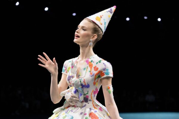Chanel și Robert Wun mută basmul pe podium cu tocuri-sculptură și funde