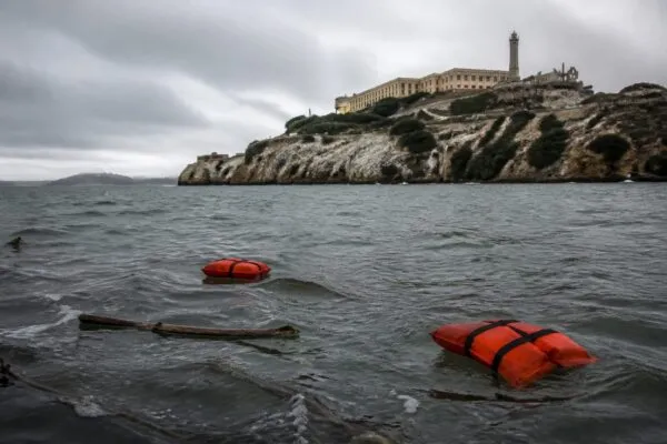 O ambarcațiune cu 19 oameni s-a scufundat lângă Alcatraz. Două persoane sunt dispărute și o alta a decedat