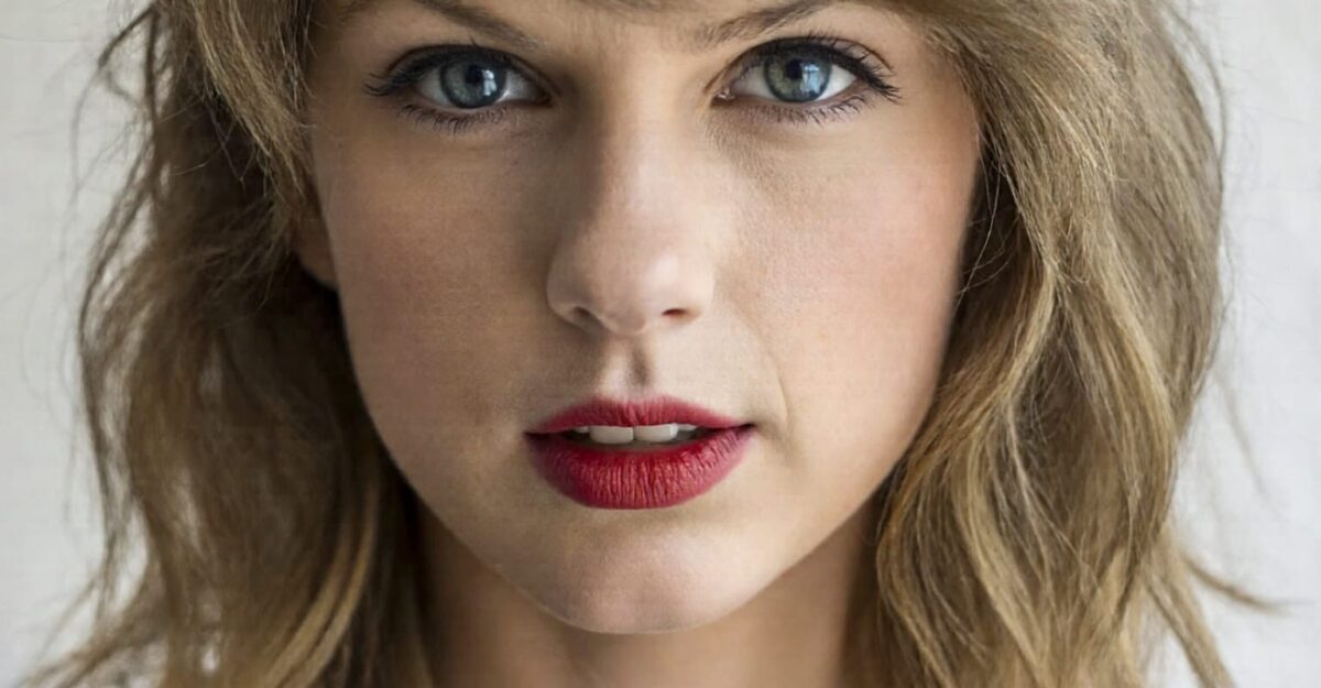 Actrița de 28 de ani care vinde lenjerie a pus un mesaj cunoscut pe chiloți. De ce a fost legat imediat de Taylor Swift