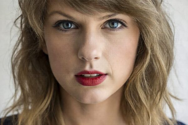 Actrița de 28 de ani care vinde lenjerie a pus un mesaj cunoscut pe chiloți. De ce a fost legat imediat de Taylor Swift