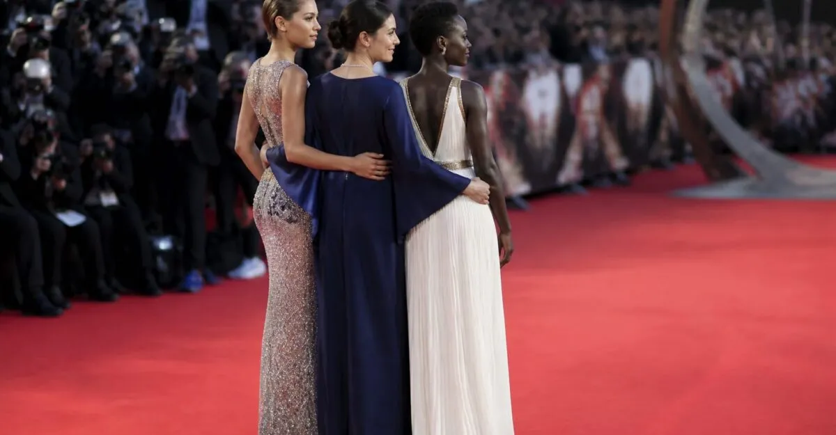 Zendaya, Anne Hathaway și Lupita Nyong’o, apariții spectaculoase la premiera ‘The Odyssey’