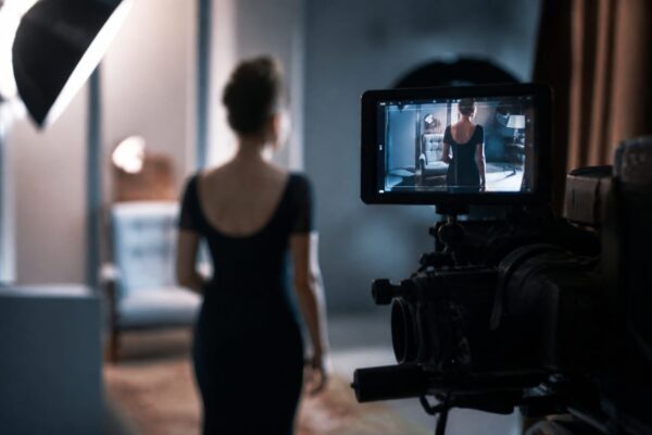 Cea mai tânără dublă câștigătoare de Oscar trece la actorie. De ce tocmai „The Bell Jar” e pariul uriaș