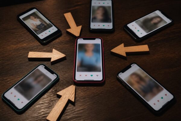 Friendfluence a intrat în dating. Cum ajung prietenii să decidă cine merită a doua întâlnire