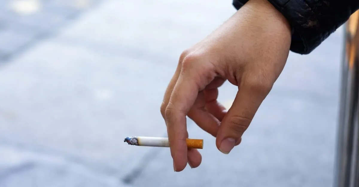 Spania pregătește amenzi de 200 de euro pentru fumat pe plajă și terasă
