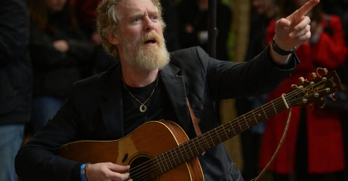 Moartea lui Glen Hansard lasă în urmă un fiu de 3 ani și un gol uriaș în muzica irlandeză