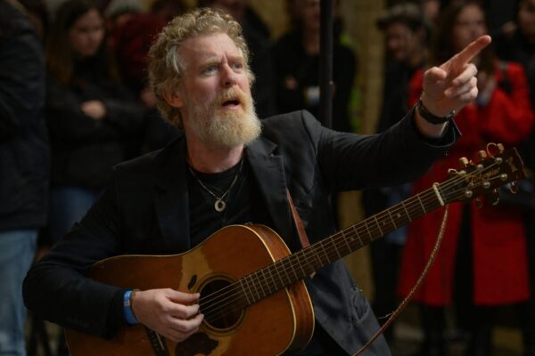 Moartea lui Glen Hansard lasă în urmă un fiu de 3 ani și un gol uriaș în muzica irlandeză