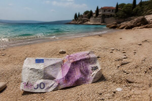 Un român a plătit 1.400 de euro pe o vilă în Halkidiki și a plecat mai devreme