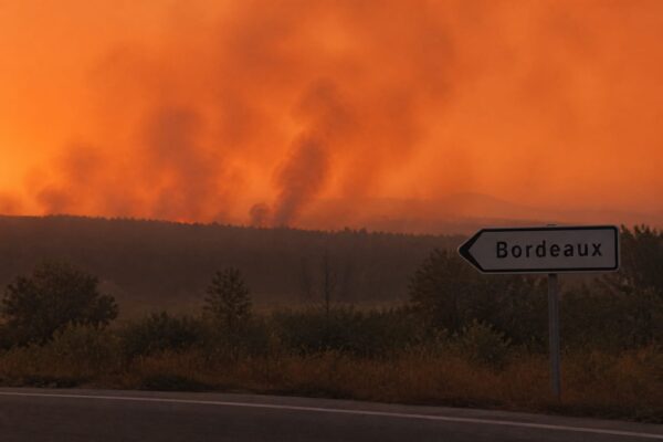 Peste 300.000 de oameni, evacuați din Franța și Spania. Bordeaux ia în calcul evacuarea totală din cauza incendiilor