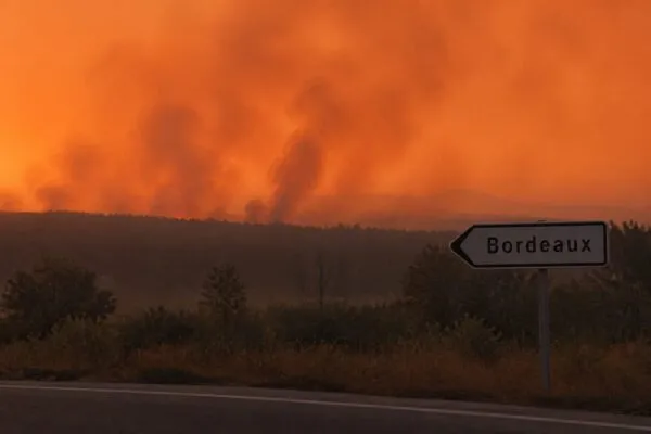 Peste 300.000 de oameni, evacuați din Franța și Spania. Bordeaux ia în calcul evacuarea totală din cauza incendiilor